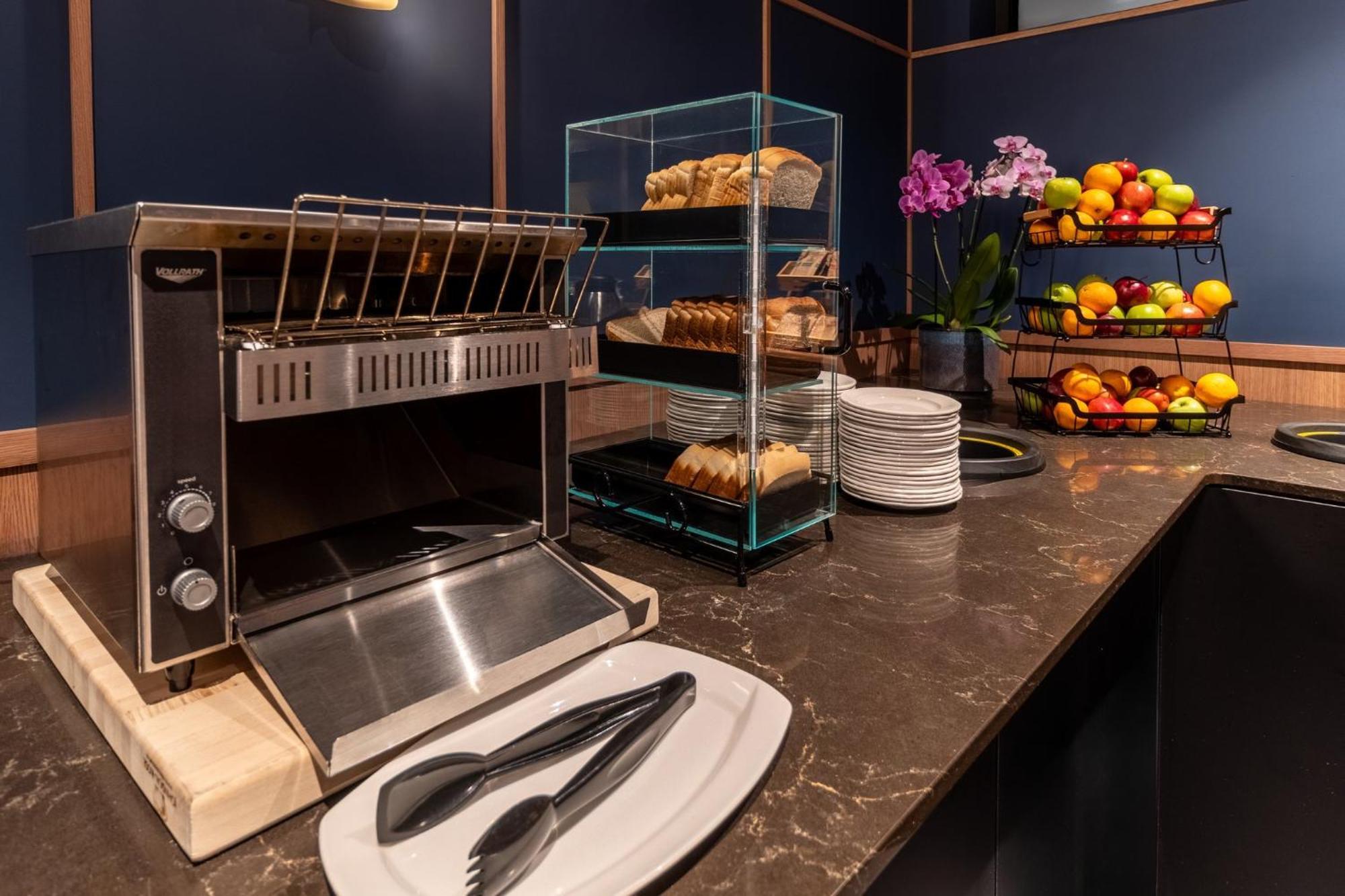 Crowne Plaza Hotel Moncton Downtown By Ihg Екстер'єр фото
